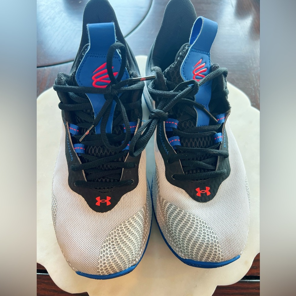 Under Armour Men's Curry HOVR Splash 2
Basketball Shoes • SIZE M7/W8.5 🌊